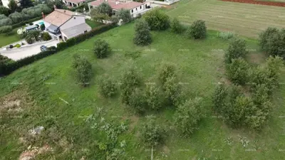 Građevinsko zemljište 1 276 m², Kaštelir, pogled na prirodu i more - 2