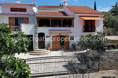 Villa 700 m², Seget Vranjic - 3rd row from the sea - 1