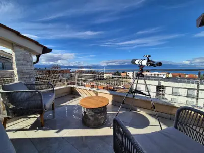 Apartman s otvorenim pogledom na more i okućnicom!