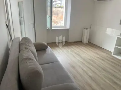 Etaža kuće u Puli, Centar - 6 studio apartmana i stan - 8