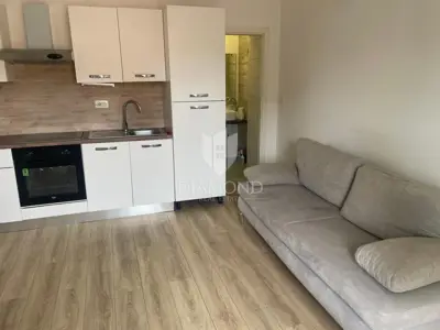 Etaža kuće u Puli, Centar - 6 studio apartmana i stan - 7