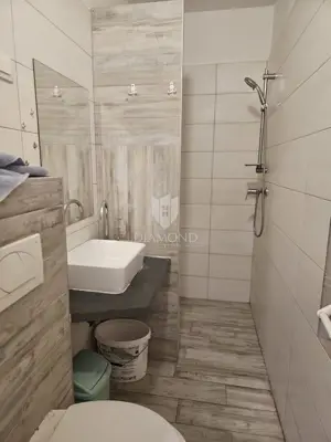 Etaža kuće u Puli, Centar - 6 studio apartmana i stan - 2