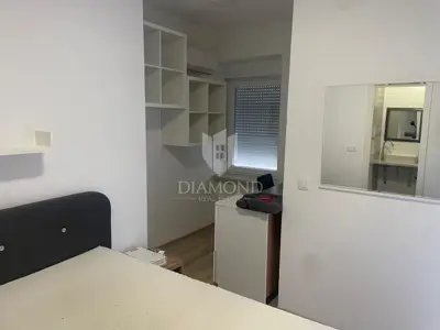 Etaža kuće u Puli, Centar - 6 studio apartmana i stan - 9