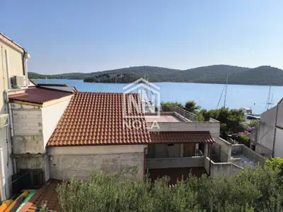Apartman 59 m², Tisno - pogled na more i balkon - 6