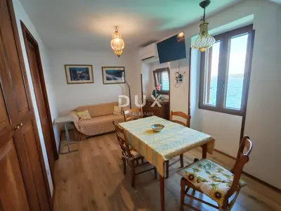 Apartment 35 m², Rovinj - first row to the sea, sea view