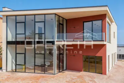 Geschäftsgebäude 555 m², Poreč - leicht erreichbare Lage
