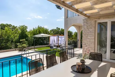 Istra - moderna vila s bazenom i uređenom okućnicom - 11