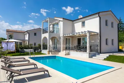 Istra - moderna vila s bazenom i uređenom okućnicom