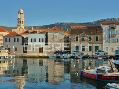 Stone house 180 m², Kaštel Novi by the sea and boat mooring