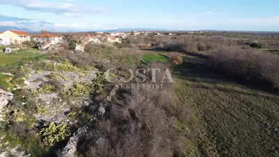 Građevinsko zemljište 1.470 m², Lovinac - mirna lokacija