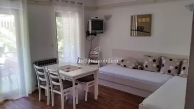 Samostojeća kuća s 10 apartmana, 80m do mora! - 9