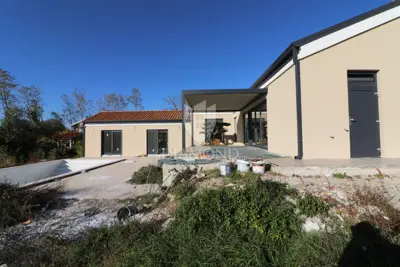 Kuća 182 m², Labin okolica - bazen i garaža