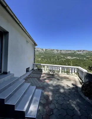 Bribir - Samostojeća kuća s prostranim dvorištem
