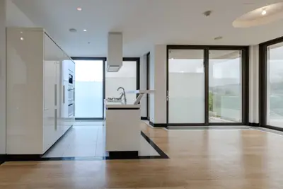 Prekrižje, novouređena vila 560 m², parking, bazen - 5