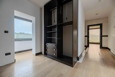 Prekrižje, novouređena vila 560 m², parking, bazen - 9