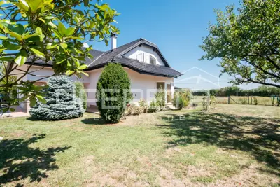 House 318 m², Sesvete - family house with garden area