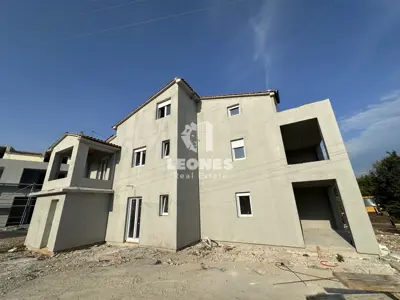 Wohnung in Žbandaj, Poreč, Garten 360 m² und Abstellraum