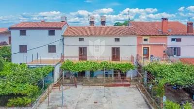 House 200 m², Novigrad - for renovation and yard 250 m²
