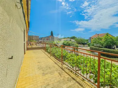 House 200 m², Novigrad - for renovation and yard 250 m² - 5