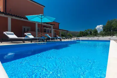 House for sale in Tribalj, 370 m²