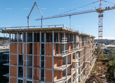 Pula! Mehrfamilienhaus, moderne Gebäude mit Aufzug, nahe dem Zentrum. Wohnung mit Parkplatz und Abstellraum S4