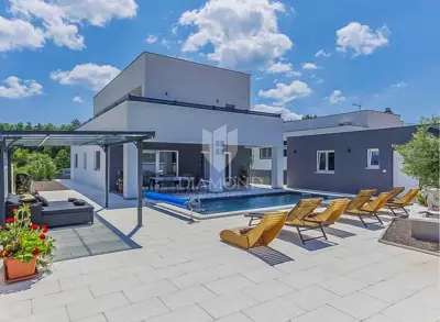 Kuća 224 m², Vodnjan okolica - mir i zelenilo