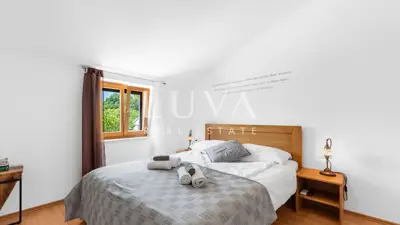 Kuća 370 m², Pićan - tri kuće, bazen i teniski teren - 10