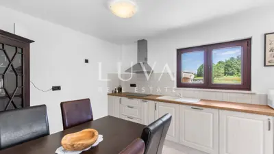 Kuća 370 m², Pićan - tri kuće, bazen i teniski teren - 18