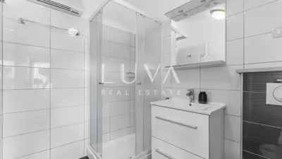 Kuća 370 m², Pićan - tri kuće, bazen i teniski teren - 12