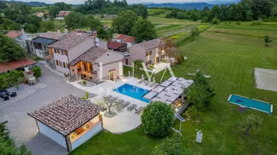 Kuća 370 m², Pićan - tri kuće, bazen i teniski teren