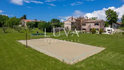 Kuća 370 m², Pićan - tri kuće, bazen i teniski teren - 6