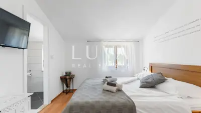 Kuća 370 m², Pićan - tri kuće, bazen i teniski teren - 9