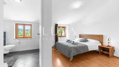 Kuća 370 m², Pićan - tri kuće, bazen i teniski teren - 8