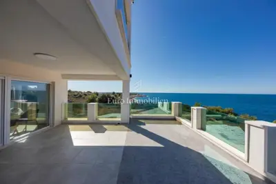 Vila 350 m², Rogoznica - pogled na more i 4 etaže