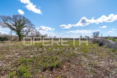 Građevinsko zemljište Kanfanar 900 m²