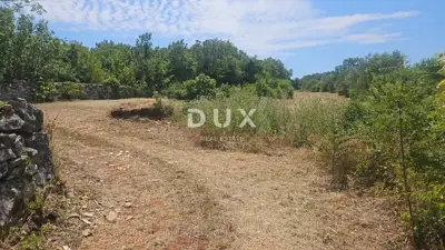 Land 3,382 m², Rakalj - edge of the construction zone and privacy - 3