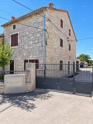 Stone house 130 m², Kanfanar - garage and yard - 8
