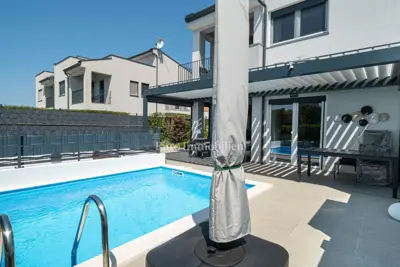 House 168 m², Poreč surroundings, pool and garden area - 4