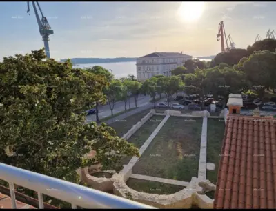 Pula stara jezgra grada. kuća na 5 manjih etaža.