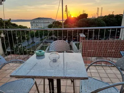 Gebäude 45 m², Pula, Centar - Blick auf das Meer und die Kirche - 12