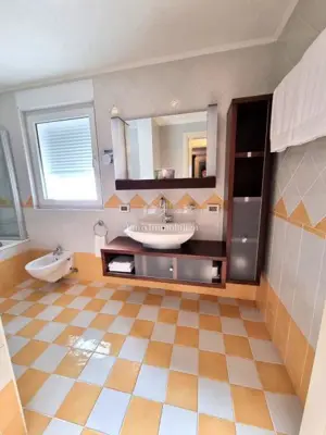 Stan 116 m², Crveni Vrh - 130 m od mora, lift i terasa - 9