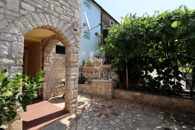 Kamena kuća 147 m², Poreč - 3 etaže i dvorište - 4