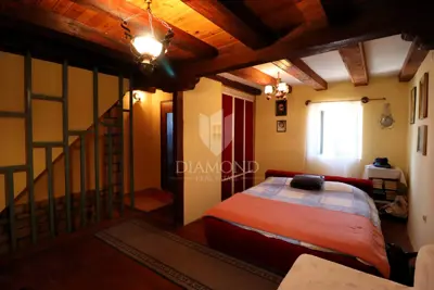 Kamena kuća 147 m², Poreč - 3 etaže i dvorište - 8