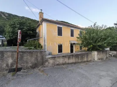 Kamena kuća 100 m², Mali Dol - garaža i okućnica 390 m²