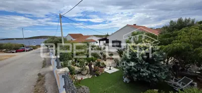 Kuća 140 m², Rukavac na Visu - 2 stana i terasa 50 m² - 2