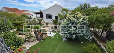 Kuća 140 m², Rukavac na Visu - 2 stana i terasa 50 m² - 3