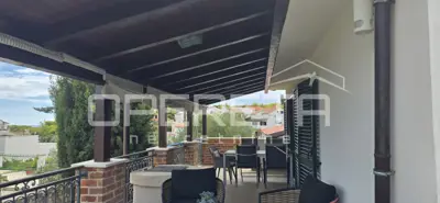 Kuća 140 m², Rukavac na Visu - 2 stana i terasa 50 m² - 10