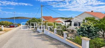 Kuća 140 m², Rukavac na Visu - 2 stana i terasa 50 m²