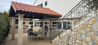 Kuća 140 m², Rukavac na Visu - 2 stana i terasa 50 m² - 17