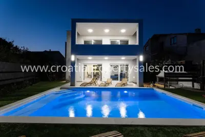 Vila 224 m², Kaštela - bazen i pogled na more